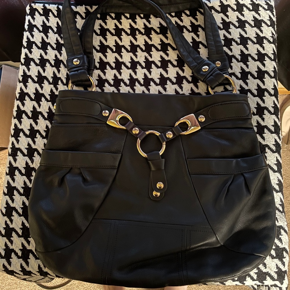 B. Makowsky black leather purse